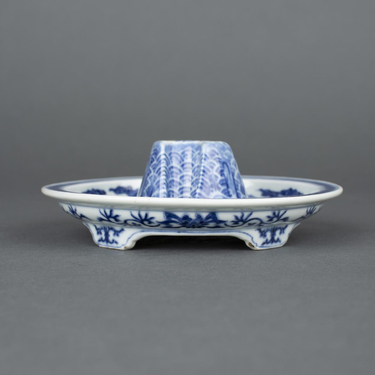 Chinese imperial porcelain blue and white jue stand, 1736-1795