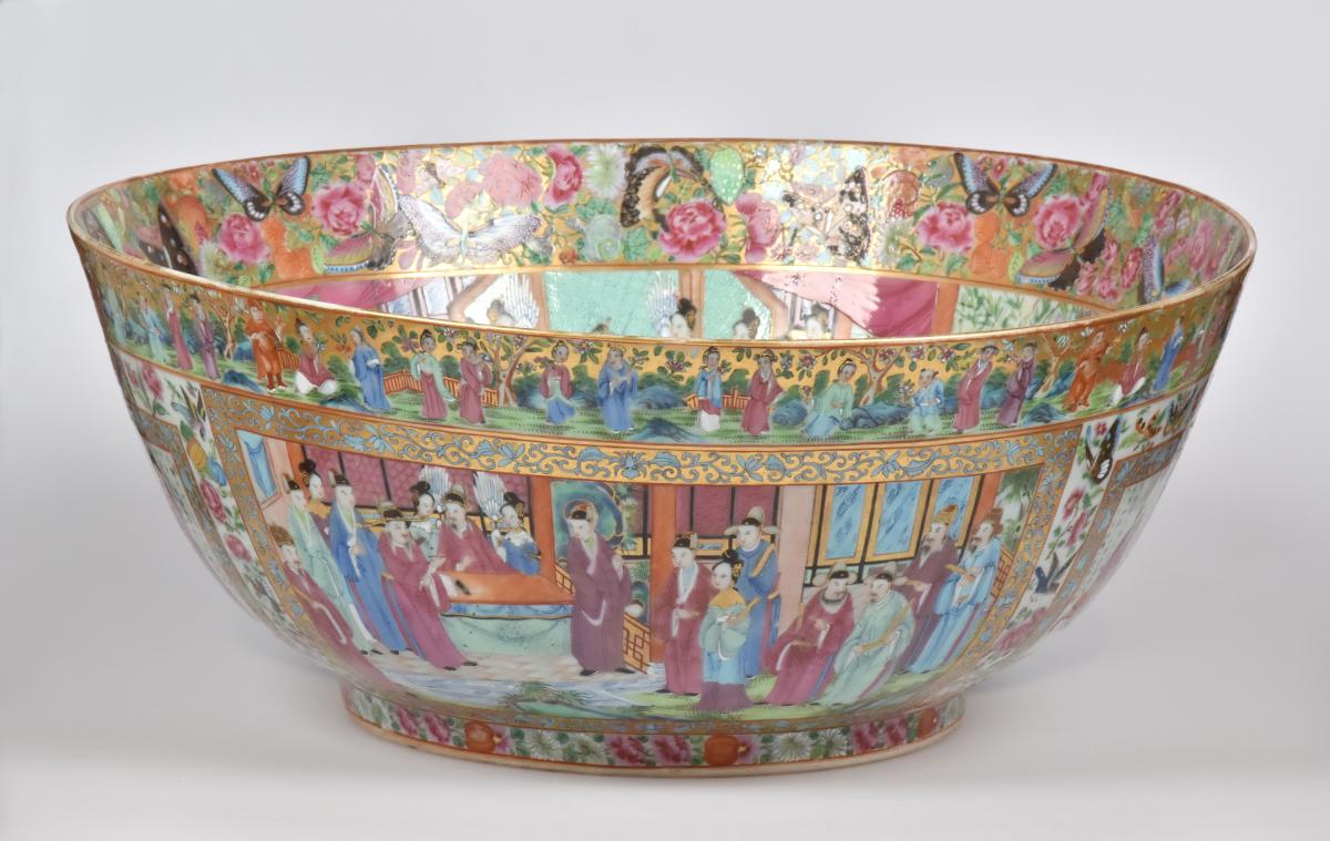 A Large and Fine 'Mandarin Palette' Porcelain Punch Bowl, Qing Dynasty, Jiaqing Period 1796 - 1820