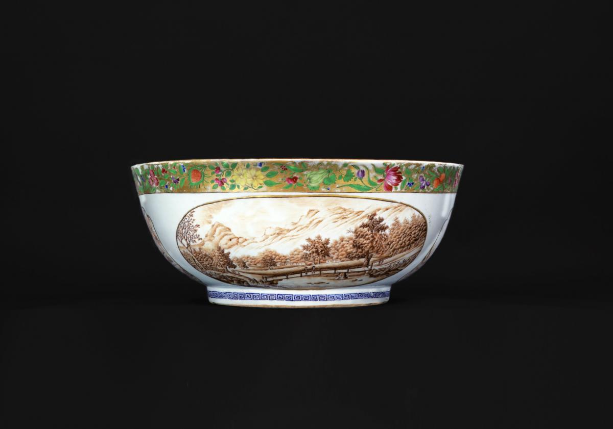 Masssive Chinese export punchbowl for american market with view of New York