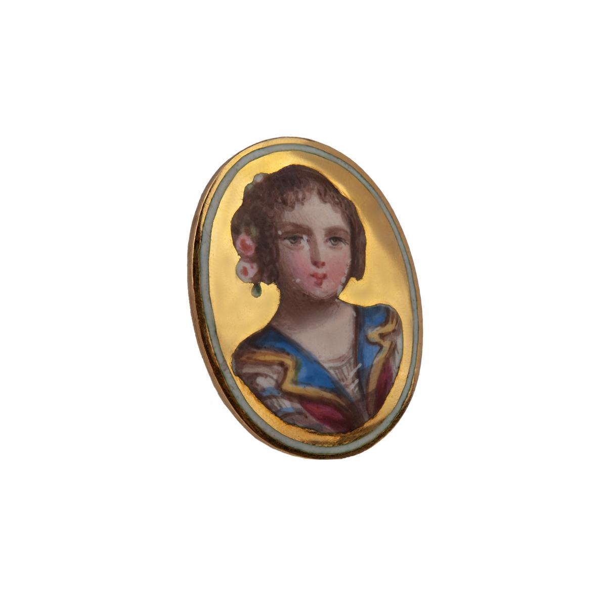 Antique Cufflinks in 18 Karat Gold with Portraits of Ladies in Enamel, French circa 1900.