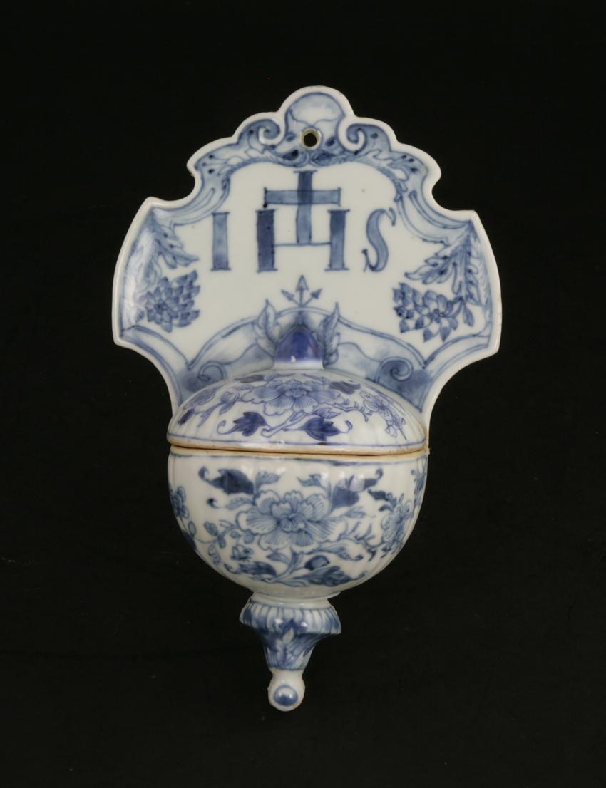 A Chinese Export Blue and White Holy Water Stoupe, Qing Dynasty, Qianlong Period