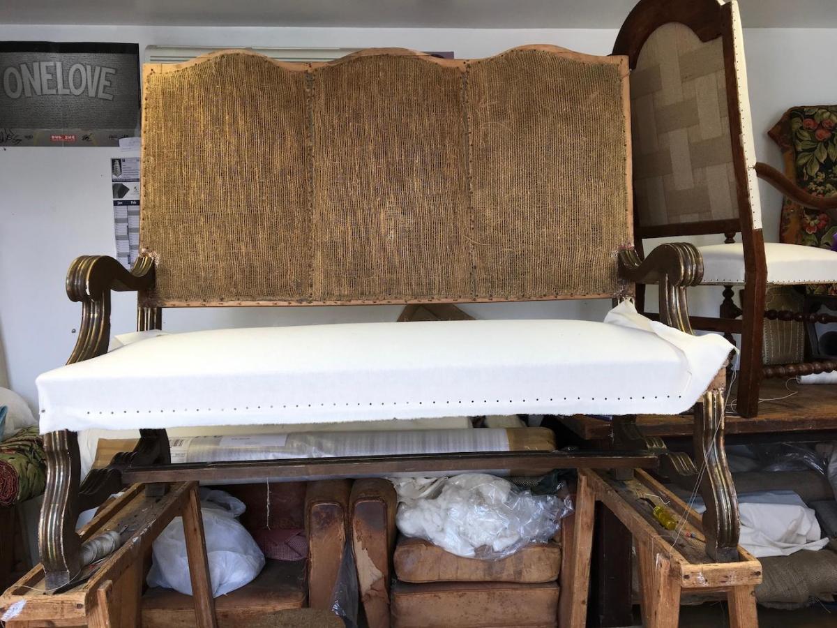 Settee Sofa 3-Seat Upholstered Spanish Leather Polychrome Gilded Walnut