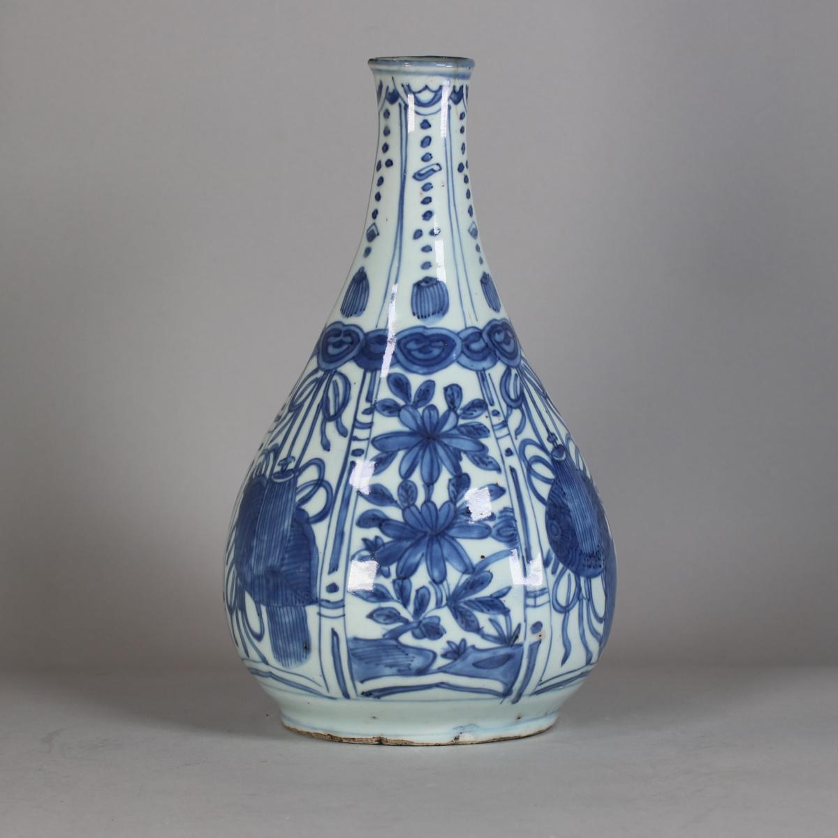 Chinese blue and white kraak bottle vase, Wanli (1575-1619)