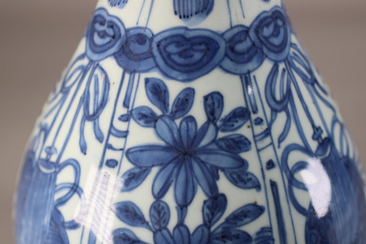 Chinese blue and white kraak bottle vase, Wanli (1575-1619)