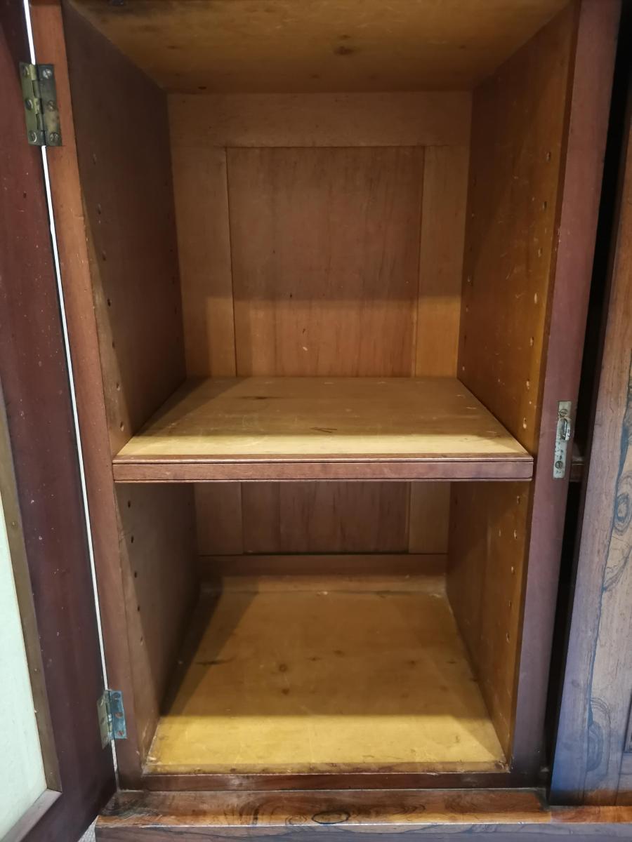 Adjustable shelf inside 