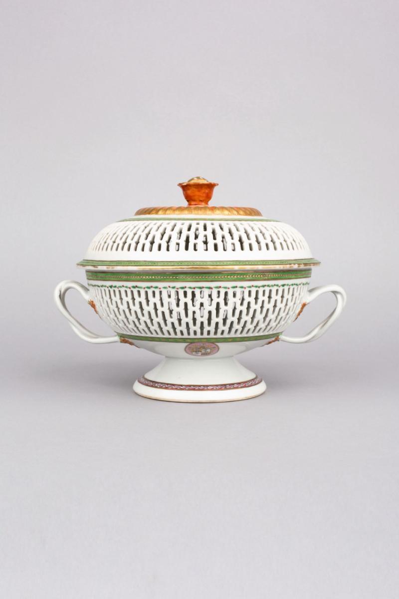 Armorial openwork chestnut bowl and cover, Late Qianlong, circa 1795