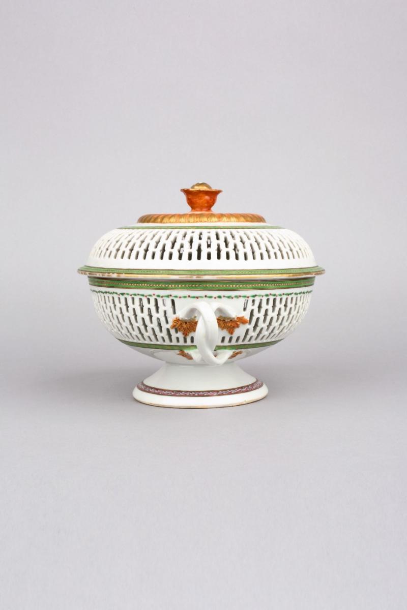 Armorial openwork chestnut bowl and cover, Late Qianlong, circa 1795