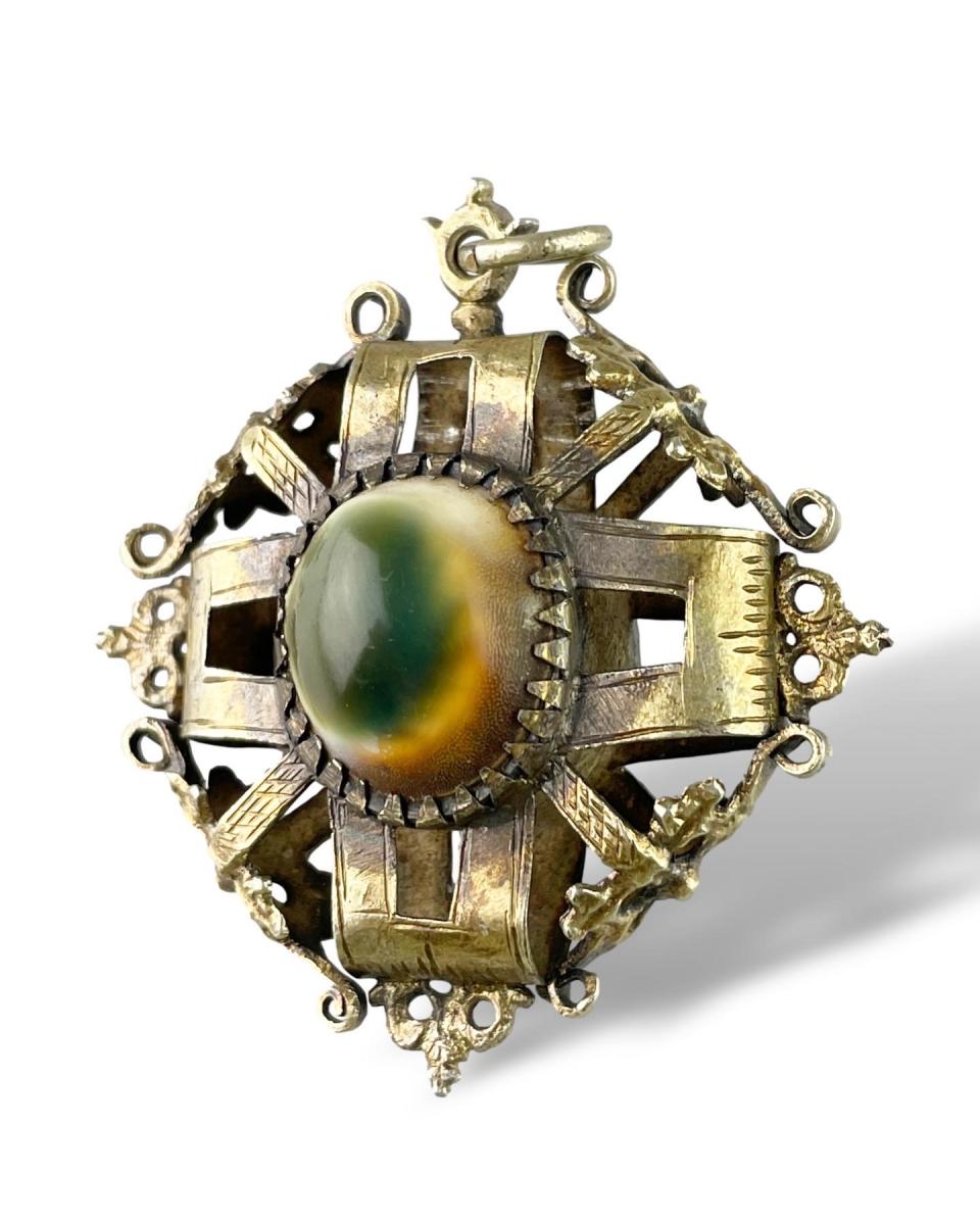 Late Renaissance silver gilt operculum amulet. Spanish,17th century