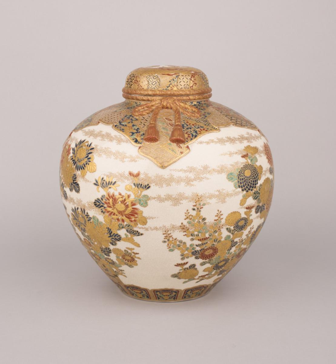 A large Japanese porcelain globular vase and cover, Bunka (1804-1818)