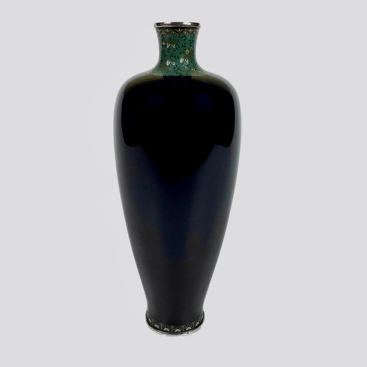 Japanese cloisonné enamel vase signed Kin'unken zo (Inaba Nanaho Studio-Kyoto), Meiji Period.