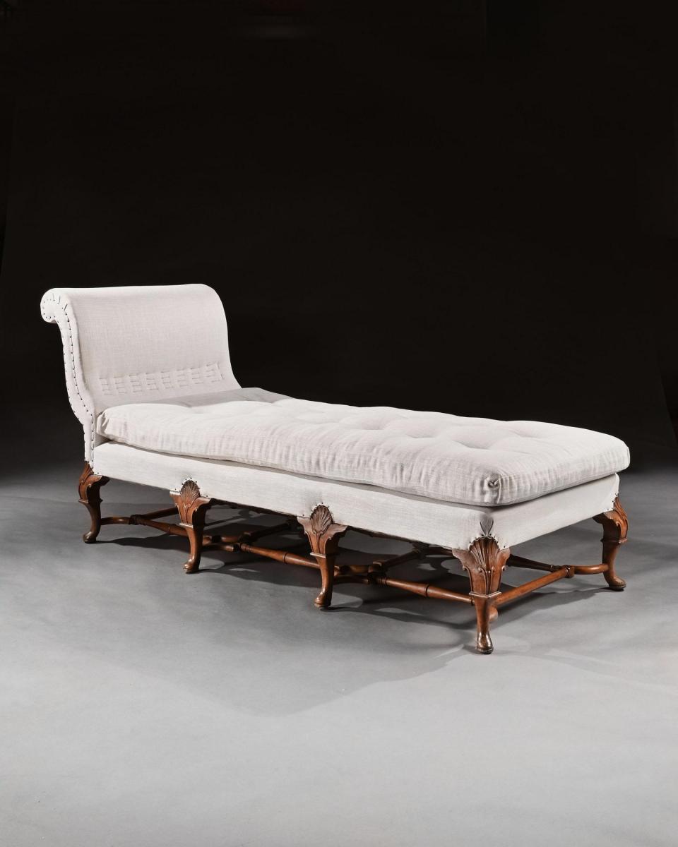 Early 20th Century Walnut and Linen Upholstered Daybed in the Queen Anne Taste 