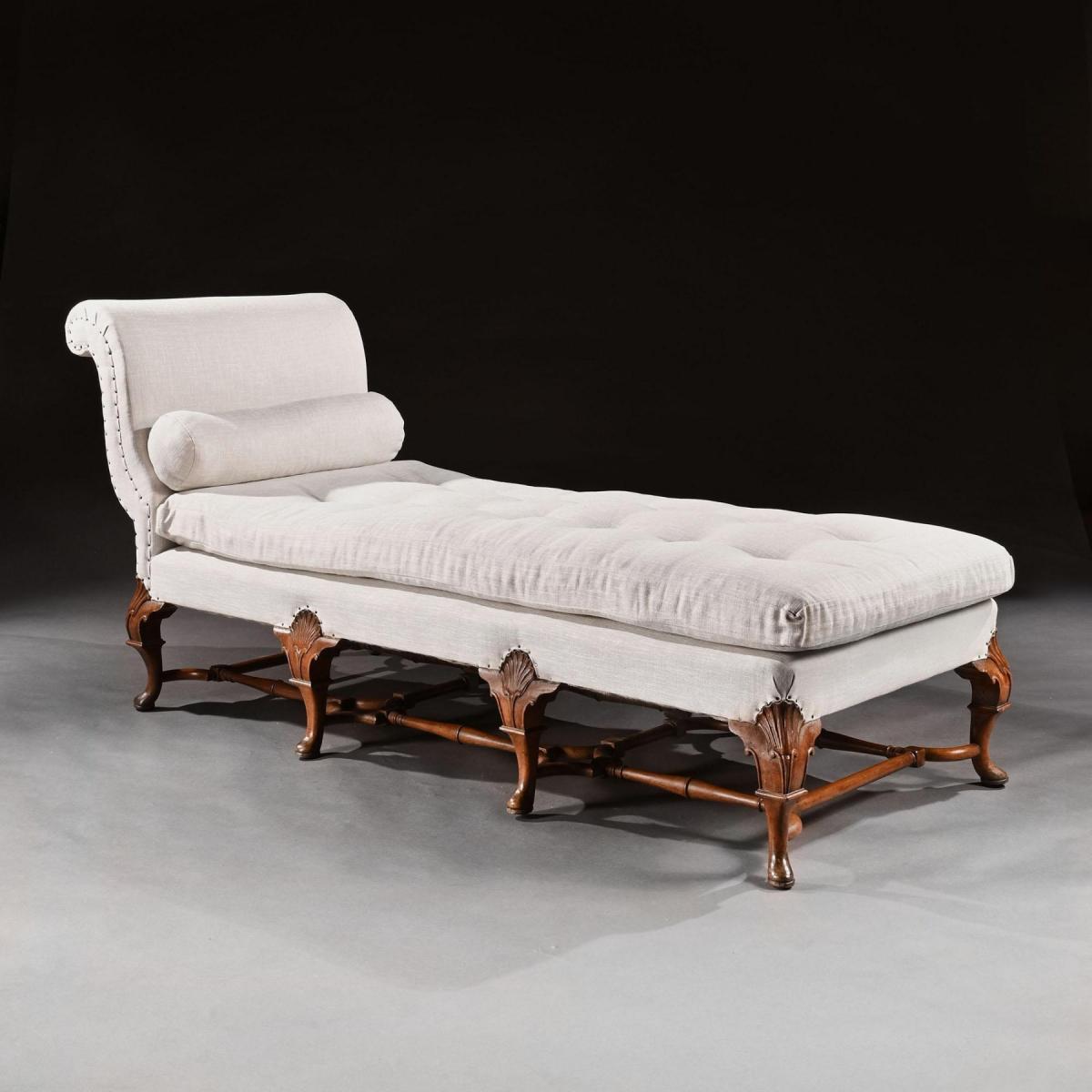 Early 20th Century Walnut and Linen Upholstered Daybed in the Queen Anne Taste 
