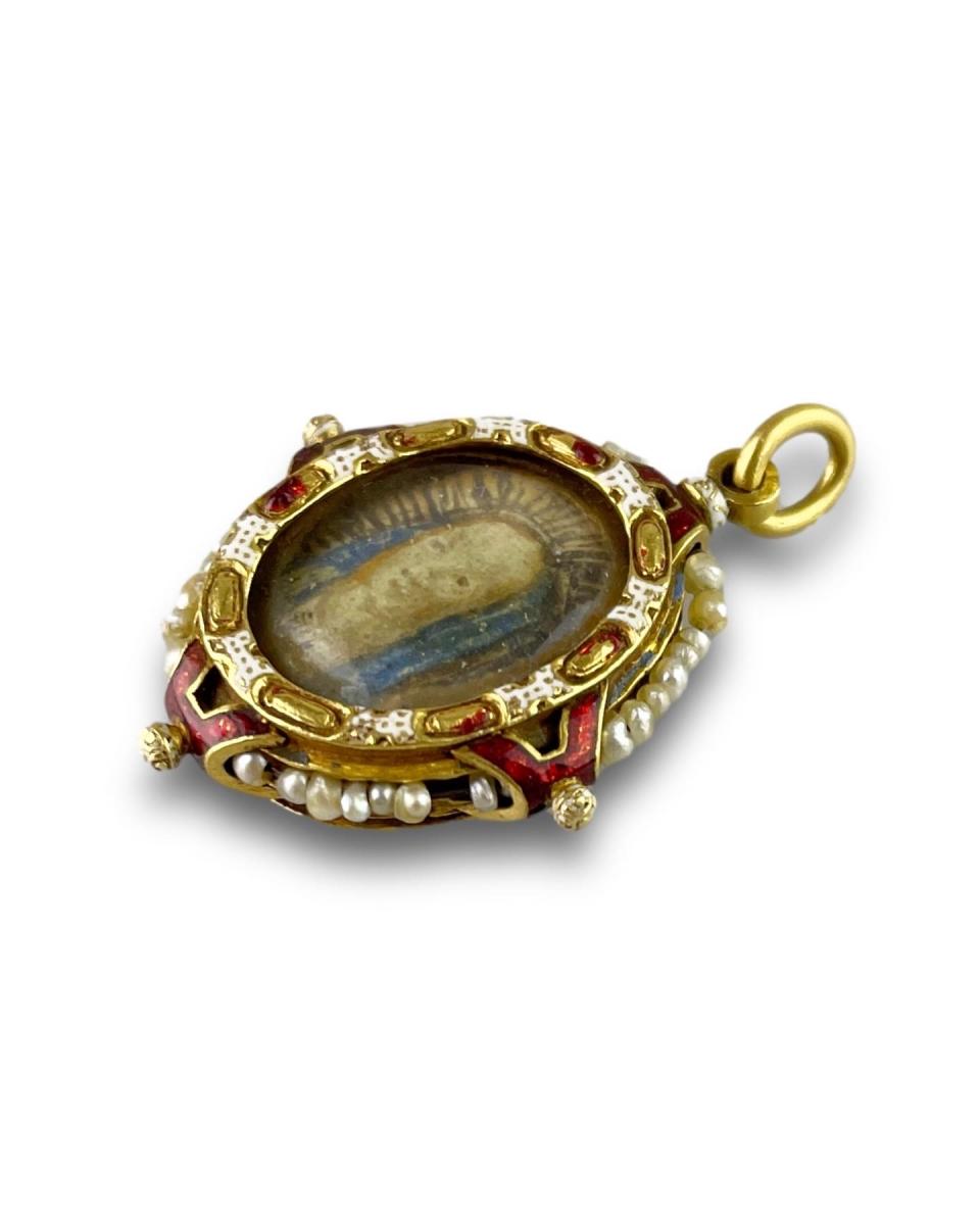 Double sided gold & enamel devotional pendant. Spanish, circa 1600