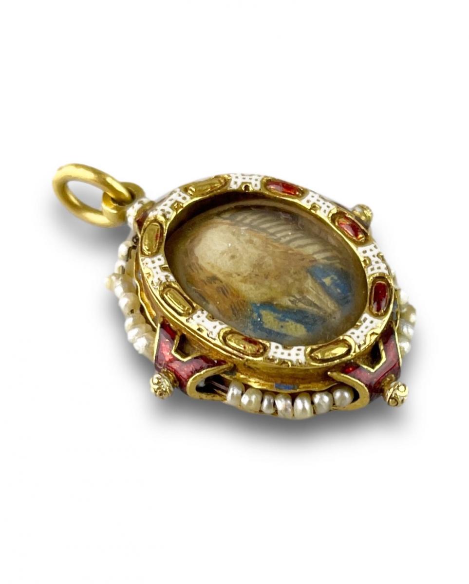 Double sided gold & enamel devotional pendant. Spanish, circa 1600