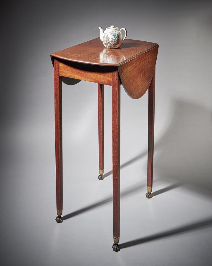 Small George III mahogany oval Pembroke table