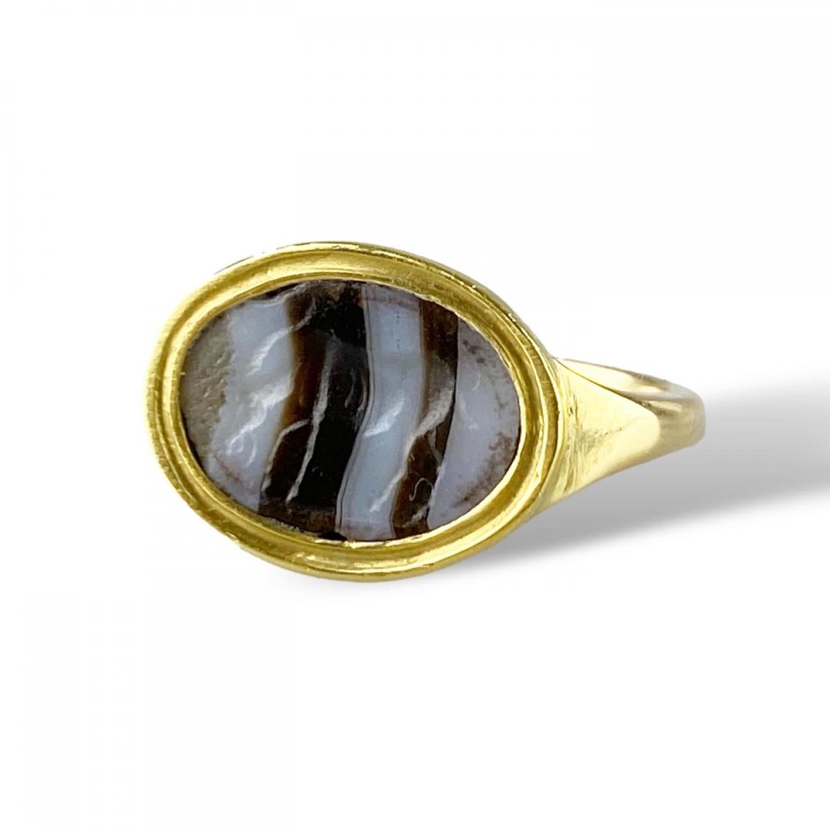 Ring with a Roman banded agate intaglio of an Antelope. 2nd-1st century BC