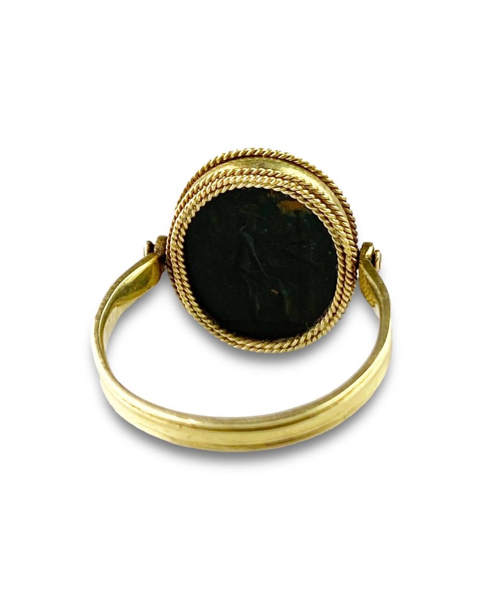Gold swivel ring with Roman intaglios. 1st-2nd century AD and 19th century