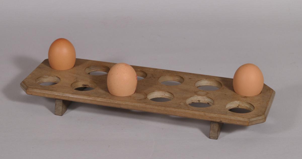 S/4563 Antique Treen Early 20th Century Pear Wood Platform Egg Stand