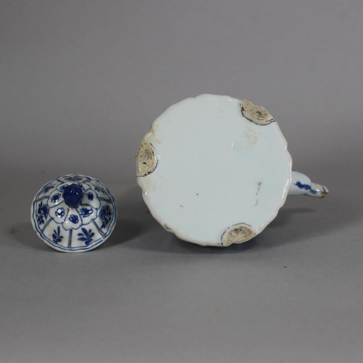 Chinese blue and white moulded teapot and cover, Kangxi (1662-1722), base of pot
