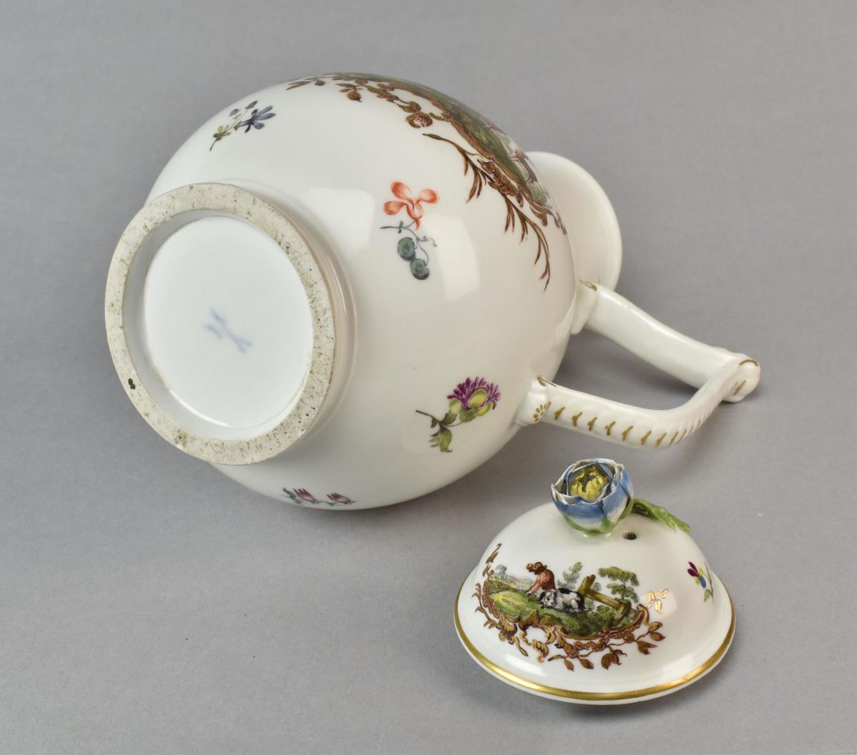Meissen porcelain coffee pot decorated with hunting scenes, c.1750