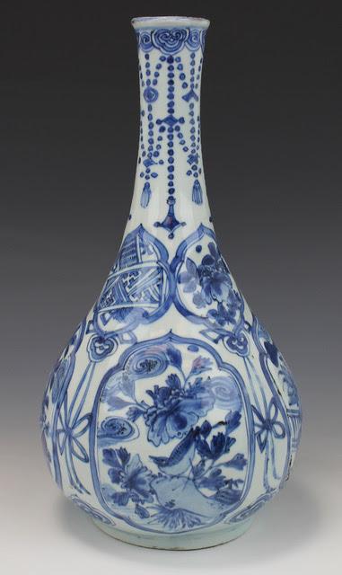 A Fine Chinese Kraak Bottle Vase, Ming Dynasty, Wanli Period (1573-1619)