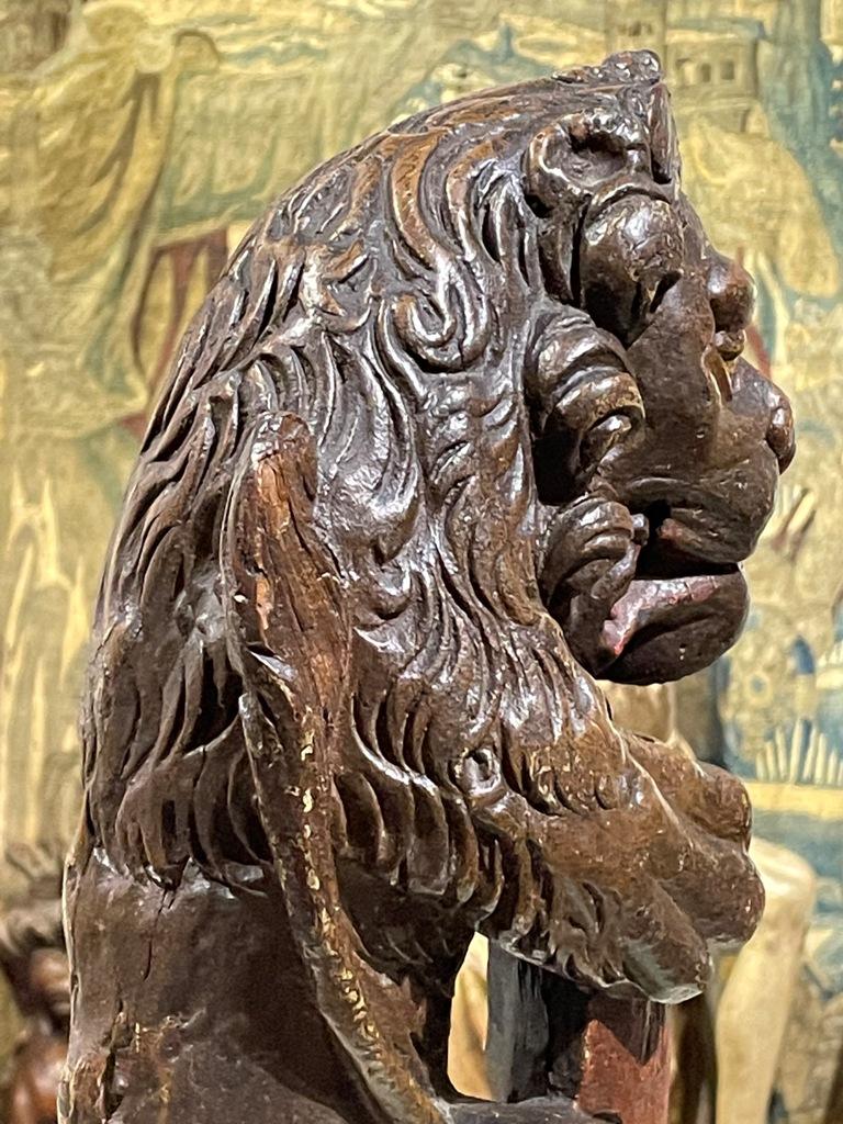  A LATE ELIZABETHAN CARVED AND POLYCHROMED LION NEWEL POST FINIAL. CIRCA 1600.