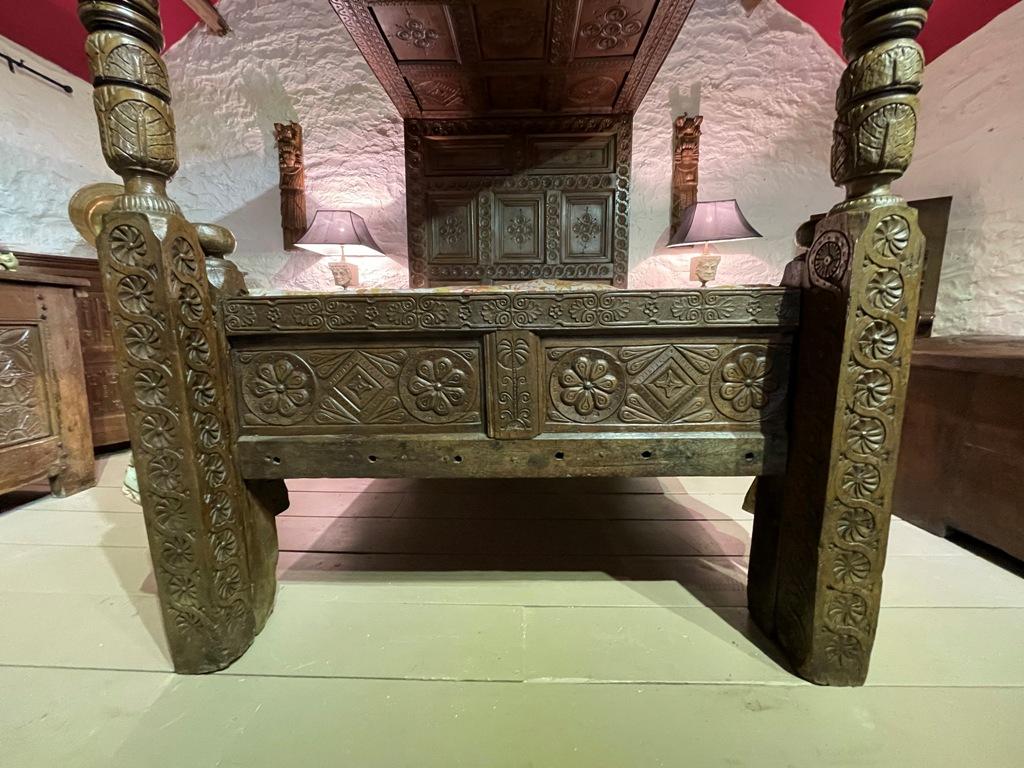 A STUNNING JACOBEAN OAK FOUR POSTER BED. INITIALLED T.H. DATED 1614.