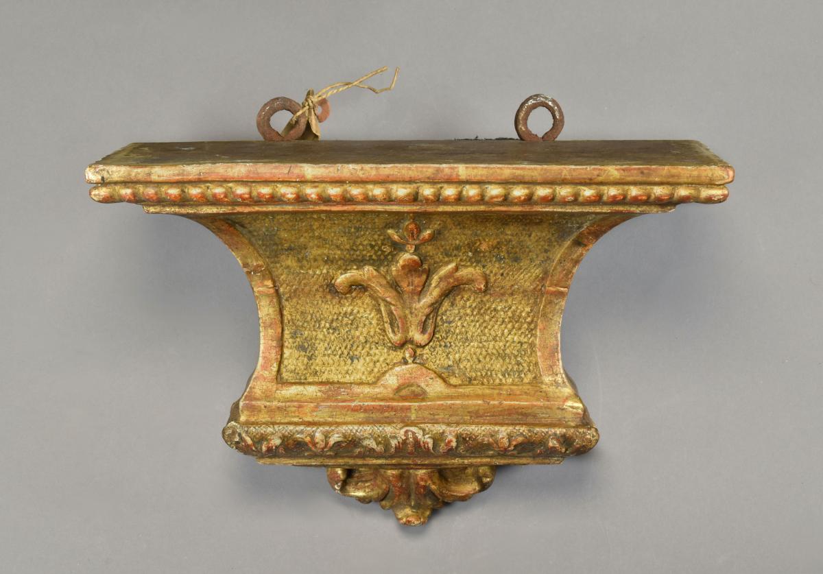 A matched pair of French Regence giltwood brackets from the same workshop, c.1720