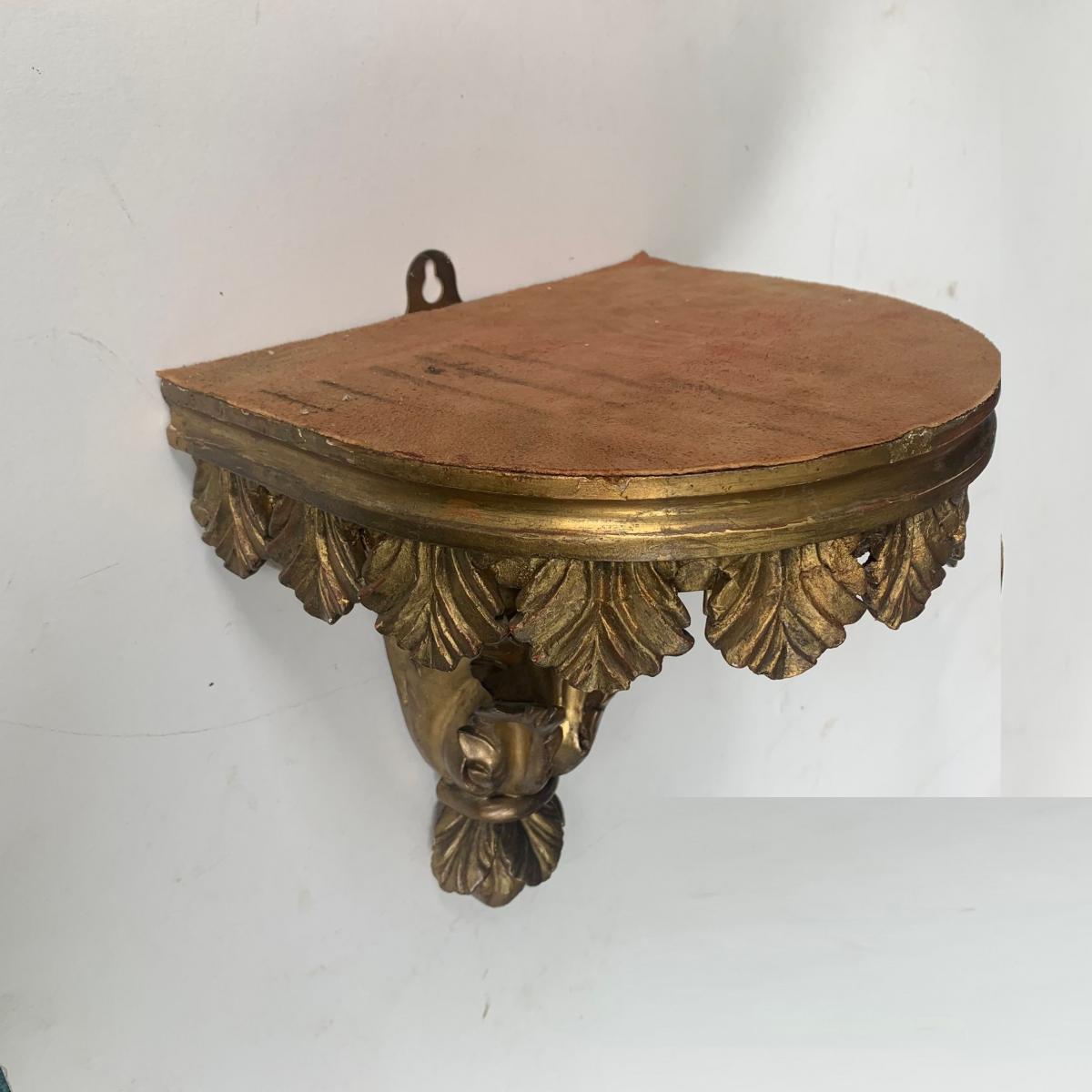 18th century carved and gilded Wall Bracket