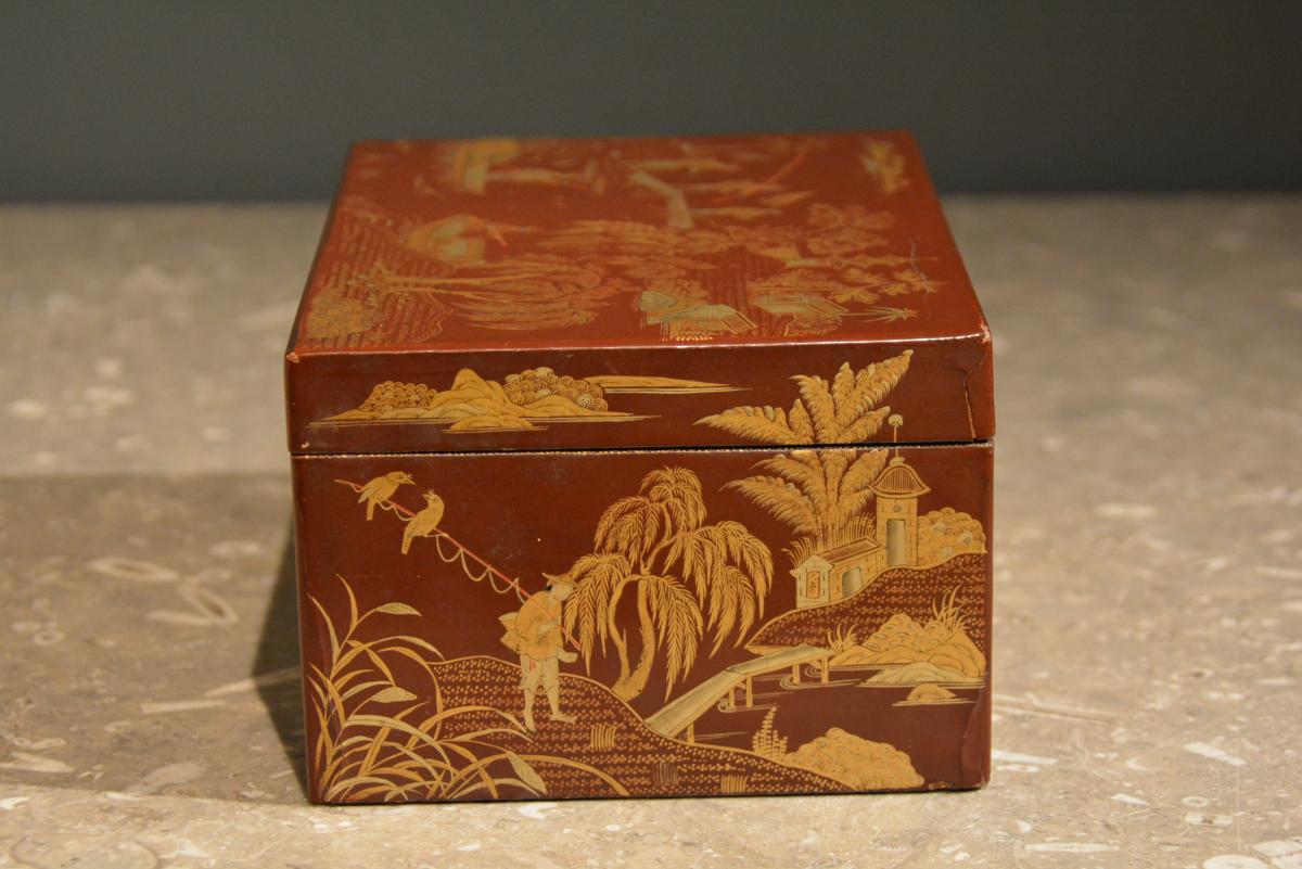 An early 19th Century Chinese tea caddy Circa 1820