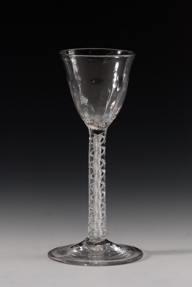 Wineglass with moulded flutes