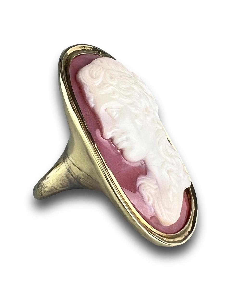 Gold ring set with an agate cameo of Venus. Italian, 18th century