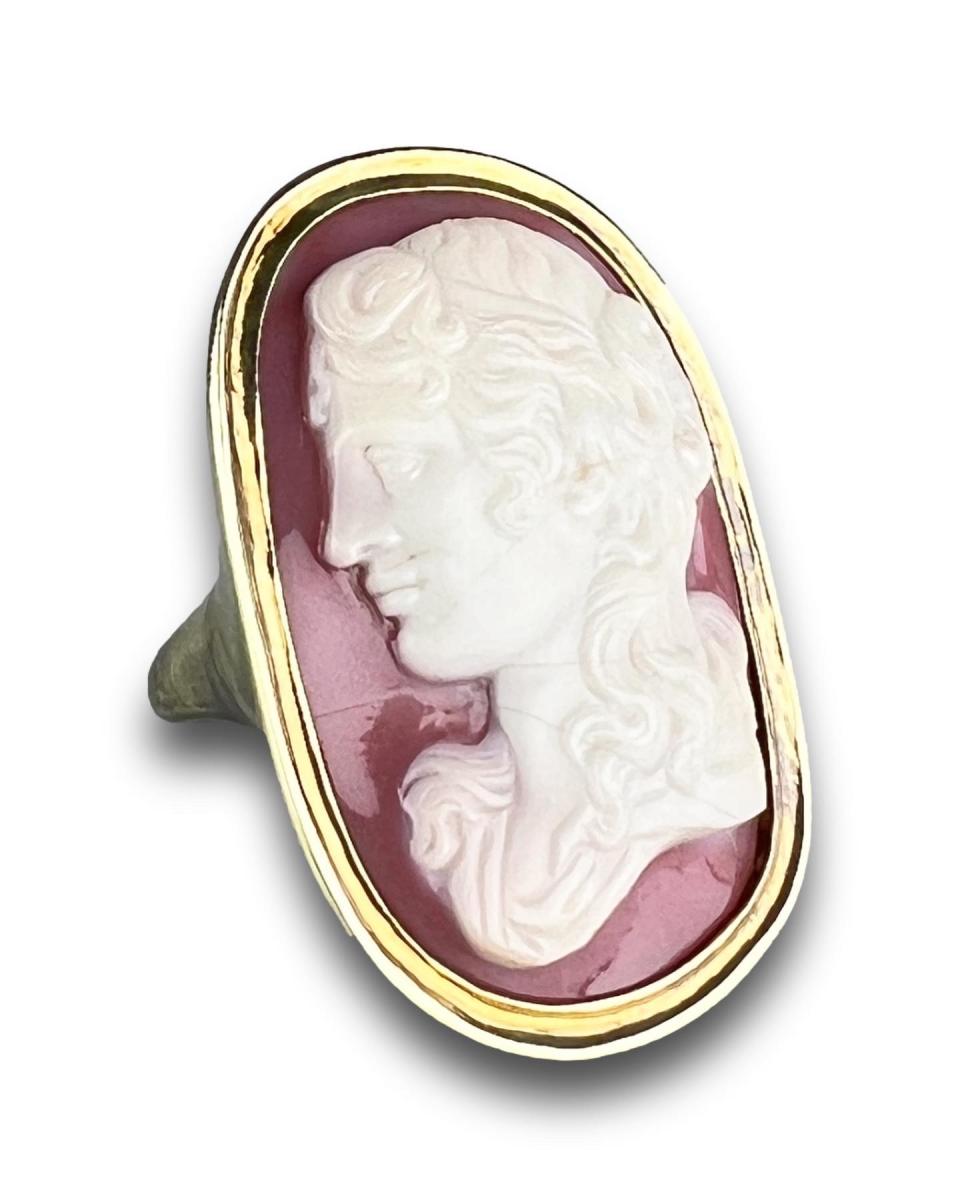 Gold ring set with an agate cameo of Venus. Italian, 18th century