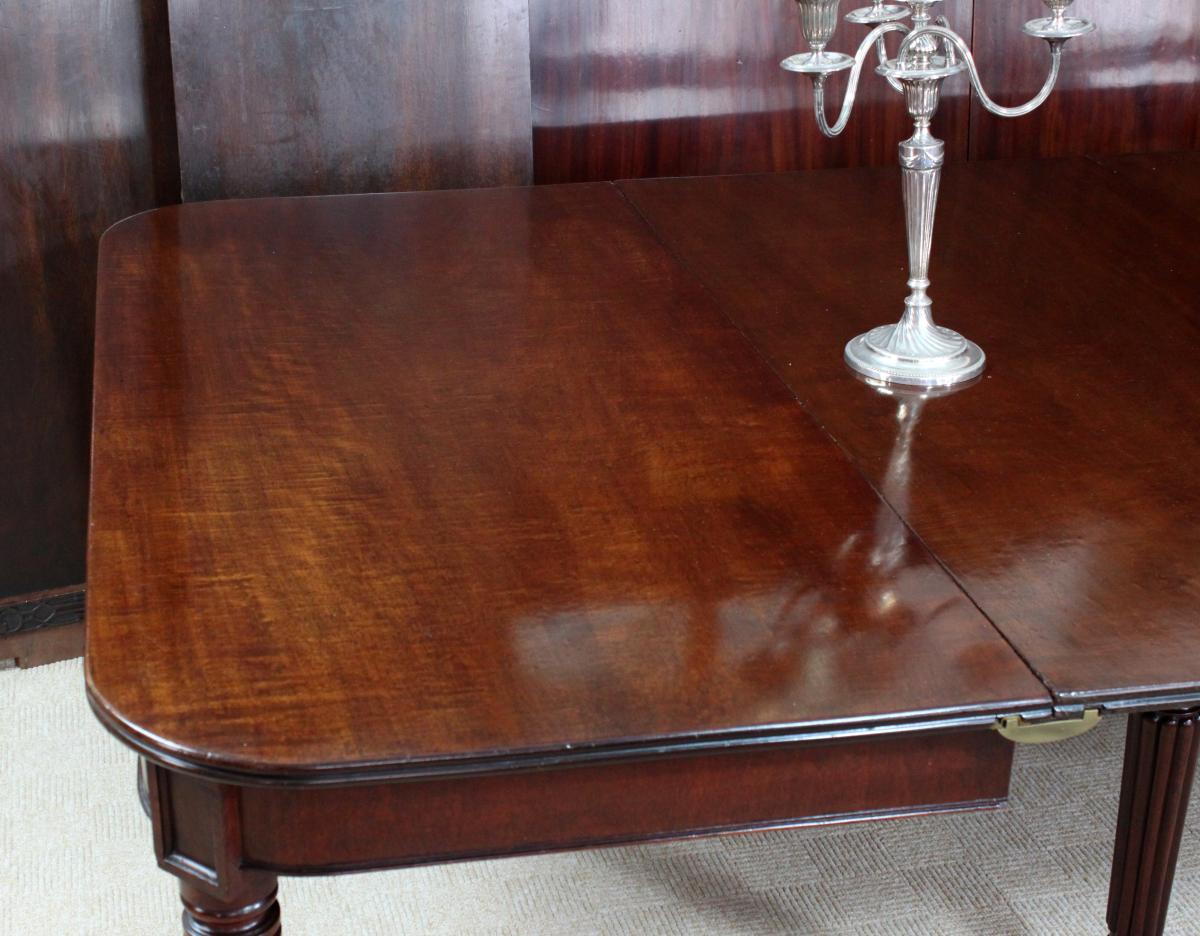 Regency Mahogany Extending Dining Table Close-up of top