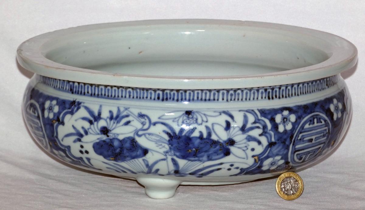 Chinese Late Ming Blue and White tri pod censer