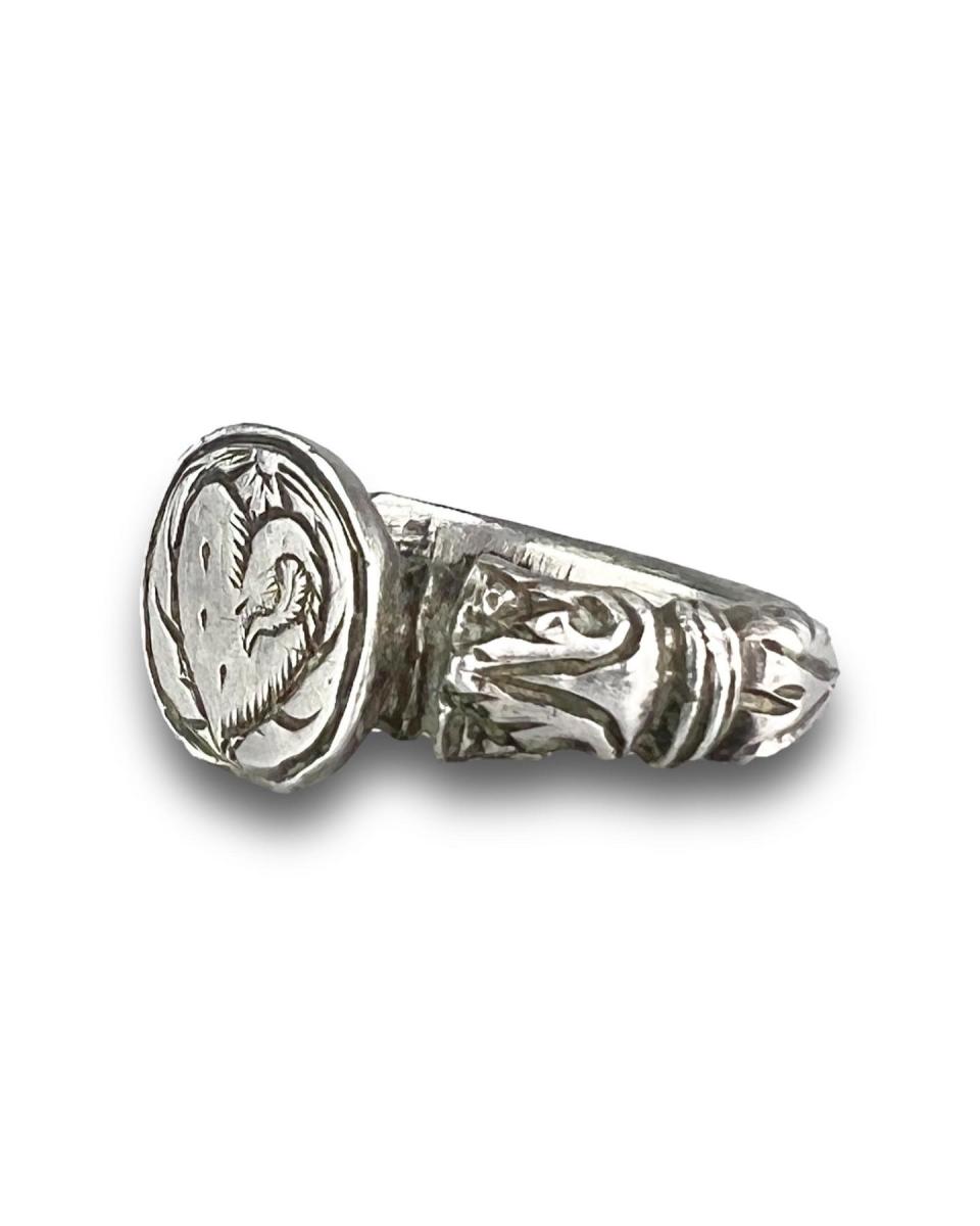Renaissance silver ring engraved with a bleeding heart. French, 17th century