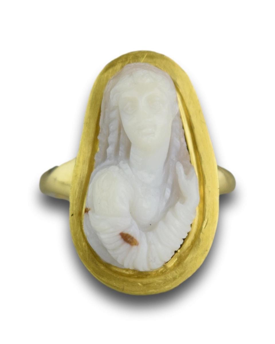 Gold ring with a Renaissance agate cameo of a Muse. Italian, 16th century