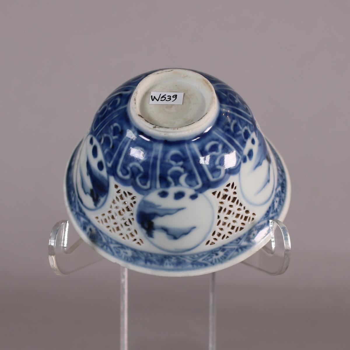 Base of Hatcher Cargo blue and white teabowl, c.1643