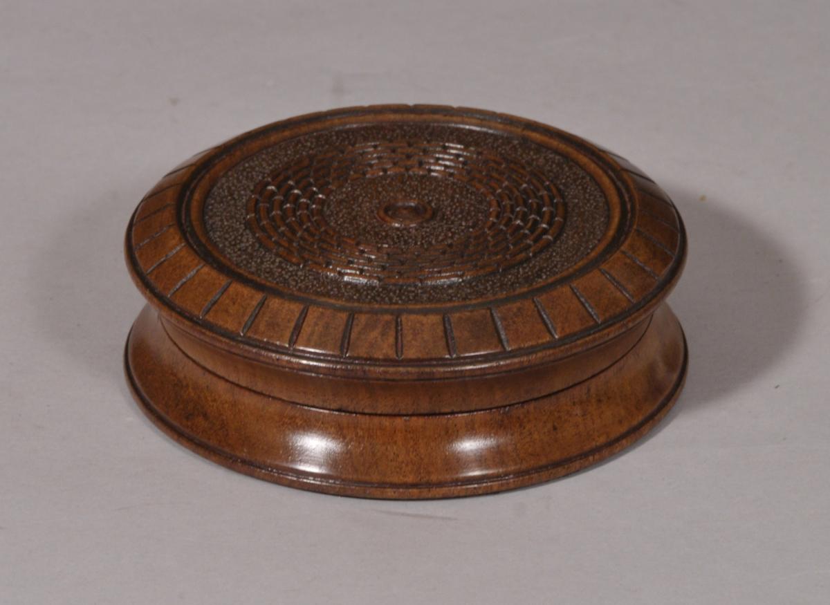 S/4799 Antique Treen 19th Century Walnut Snuff Box