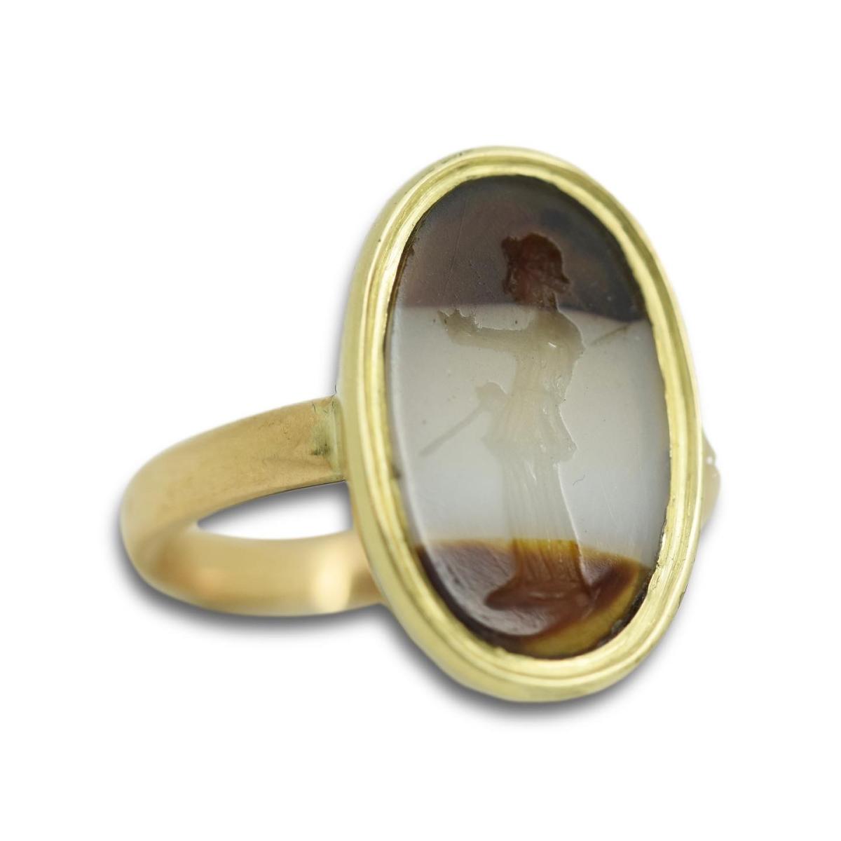 Ring with an italic banded agate intaglio of a soldier. Roman, 1st - 2nd century