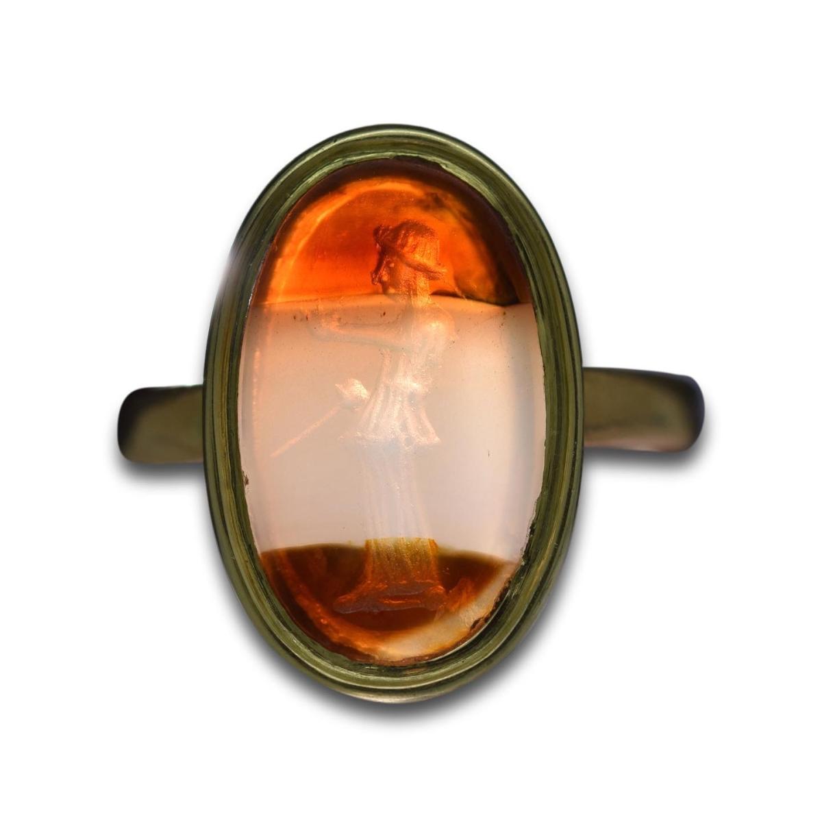 Ring with an italic banded agate intaglio of a soldier. Roman, 1st - 2nd century