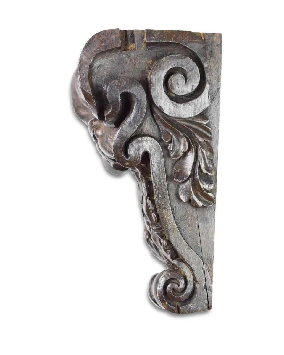 Baroque oak bracket in the form of stylised beast. English, mid 17th century