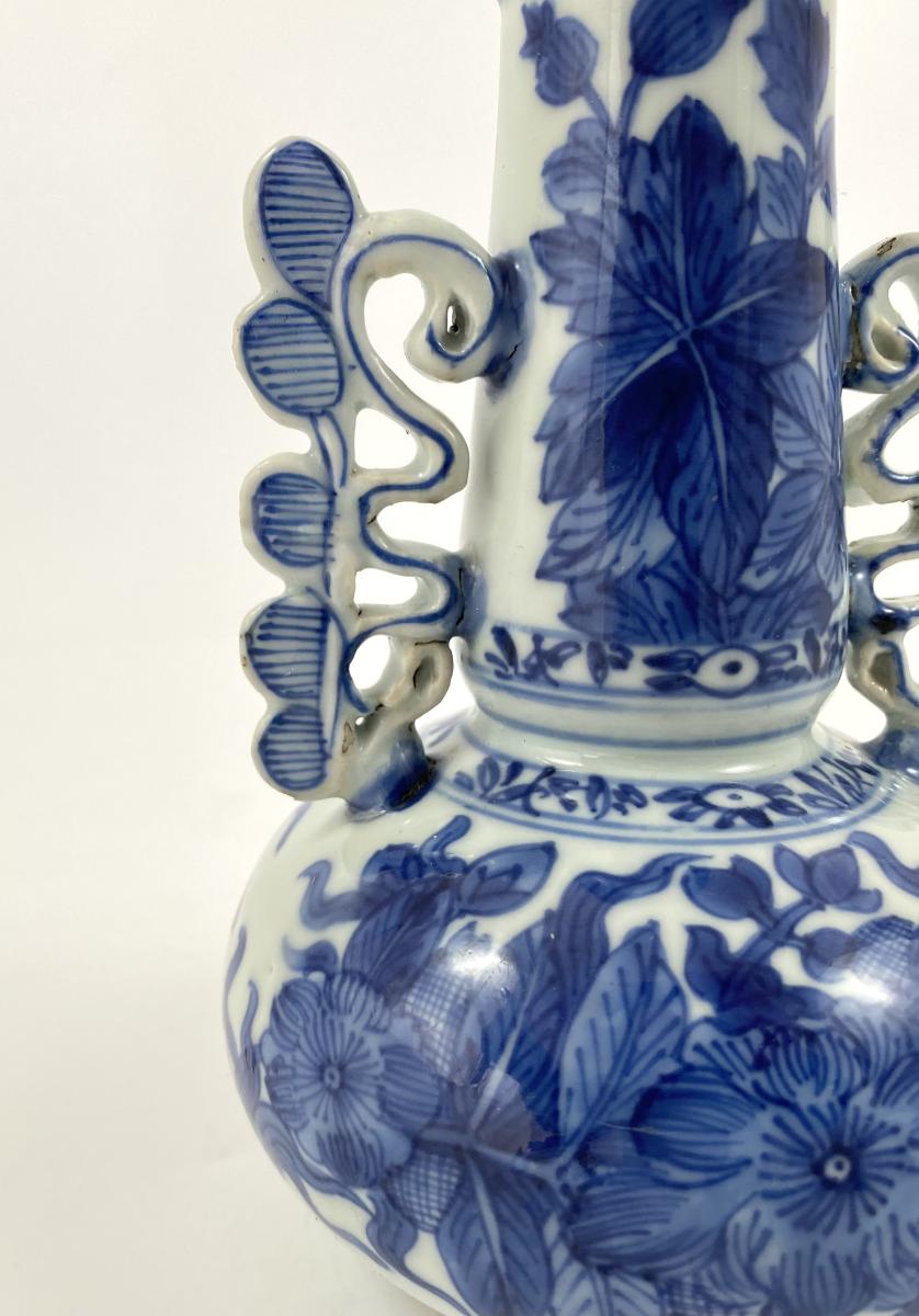 Chinese porcelain Venetian glass shape vase, circa 1700