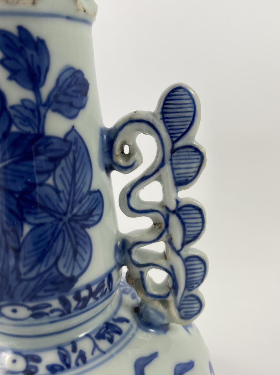 Chinese porcelain Venetian glass shape vase, circa 1700