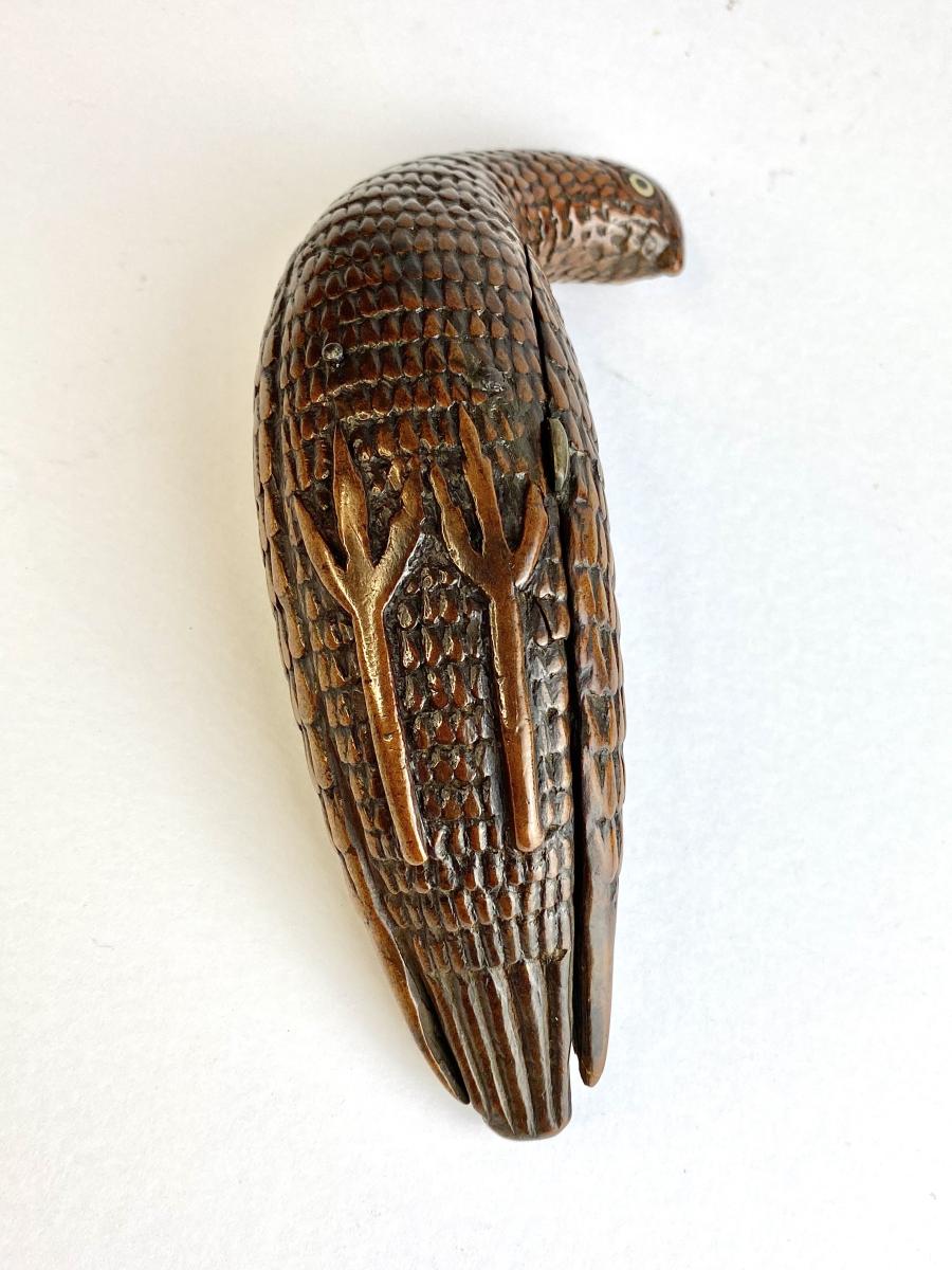 French Pigeon carved snuff box, early 19th century