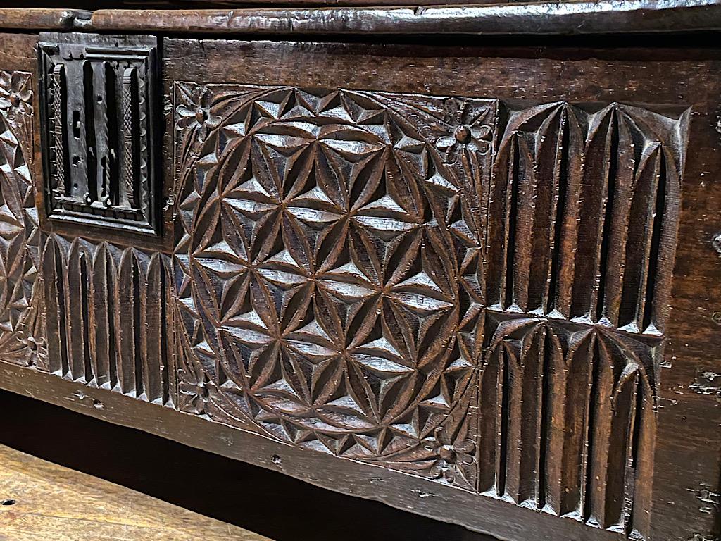 A BEAUTIFULLY CARVED LATE 15TH / EARLY 16TH CENTURY CARVED OAK CHEST. CIRCA 1500-1520.