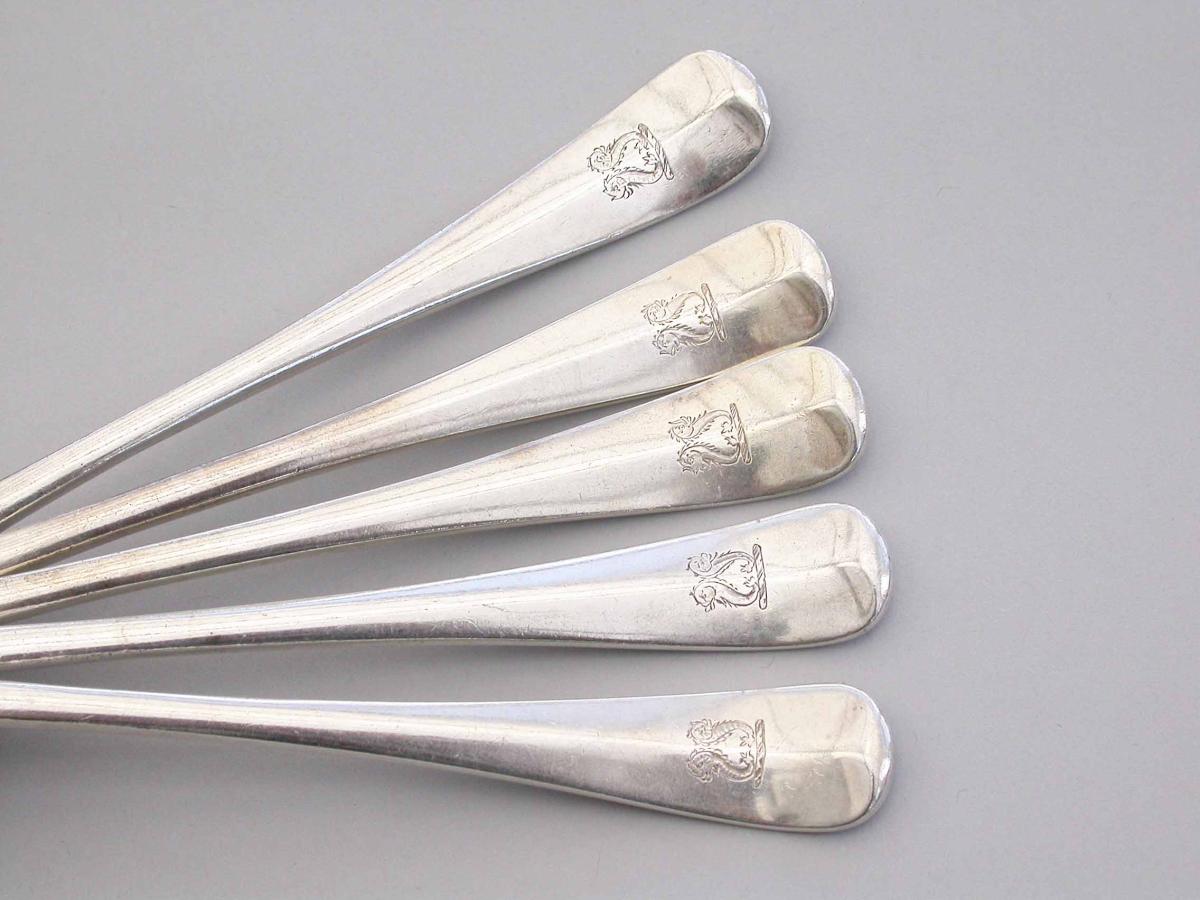 George V Boxed Hanoverian-rat-tail pattern Canteen of Silver Cutlery