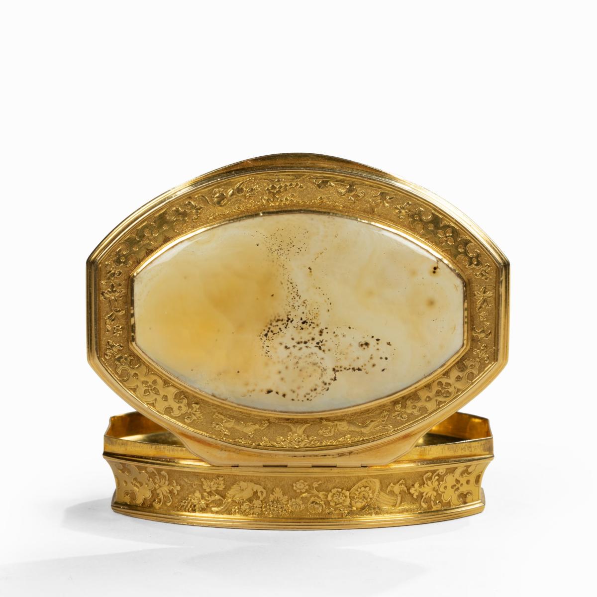 A gold and agate snuff box belonging to Anne, first Duchess of Buccleuch