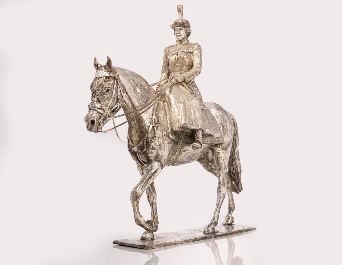 Her Royal Highness Queen Elizabeth II by Vivien Mallock and Amy Goodman – Silver 25kg