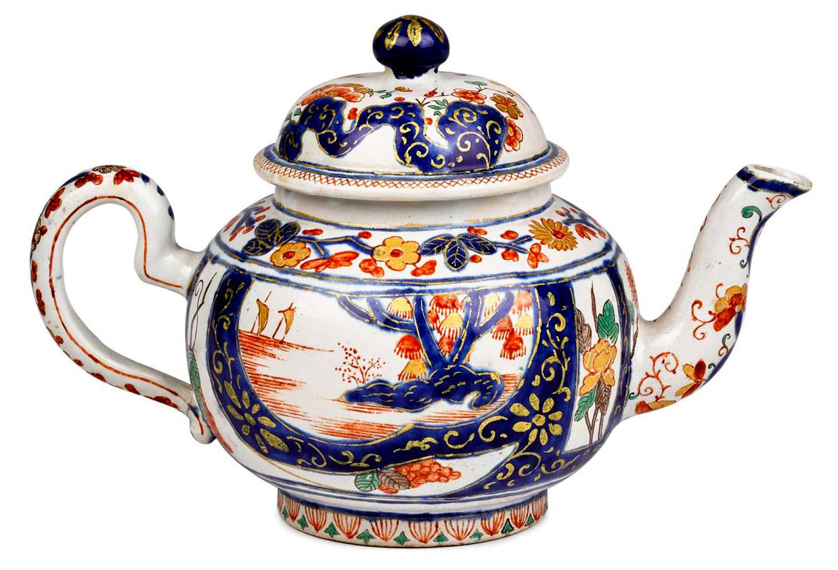 Dutch Delft Dore Chinoiserie Teapot & Cover, Early 18th Century.